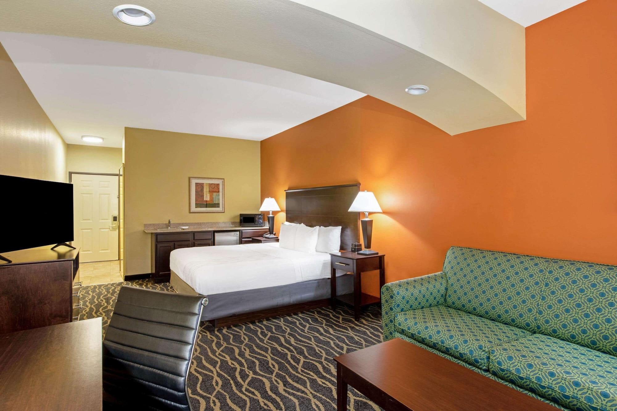 Отель La Quinta By Wyndham Tulsa Airport / Expo Square Экстерьер фото