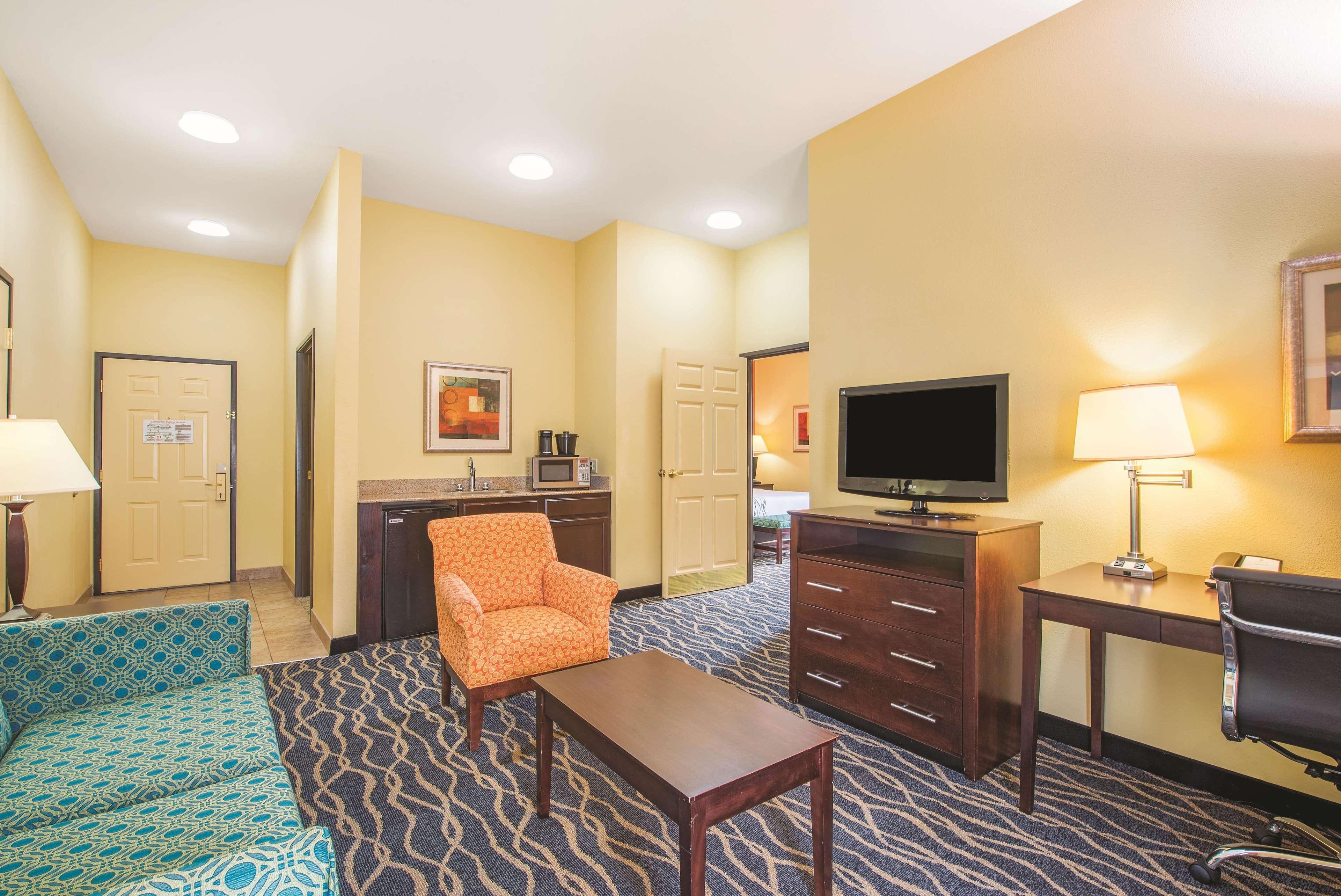 Отель La Quinta By Wyndham Tulsa Airport / Expo Square Экстерьер фото