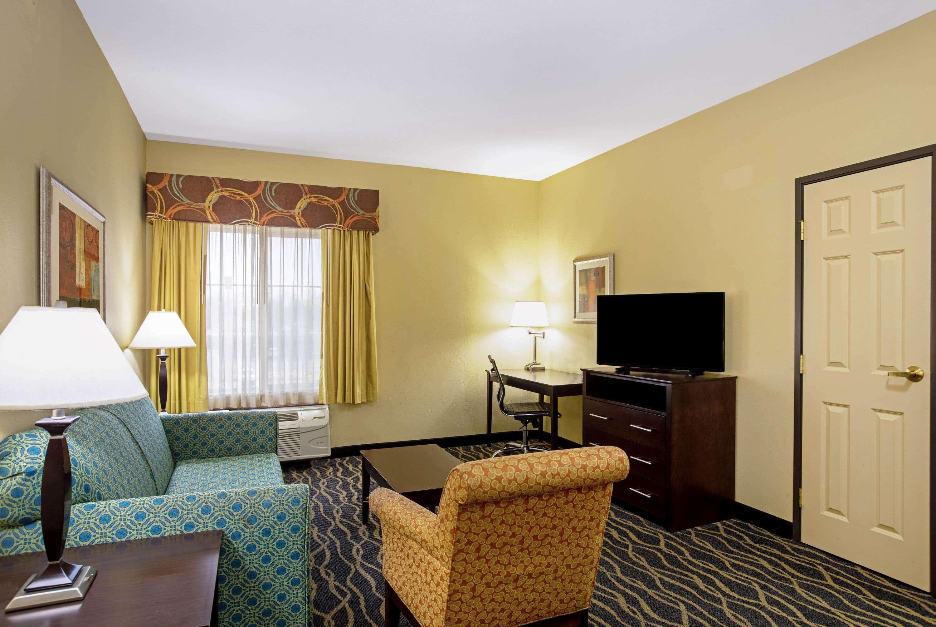 Отель La Quinta By Wyndham Tulsa Airport / Expo Square Экстерьер фото
